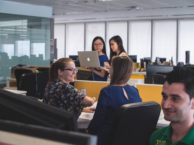 4 Helpful Tips on How to Create a More Favourable Work Environment